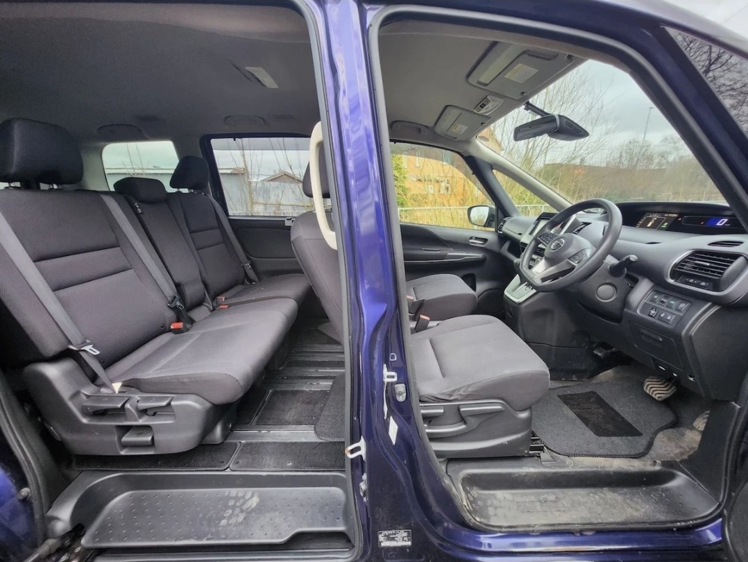 Used Nissan Serena for sale - 76037460: Photo 10