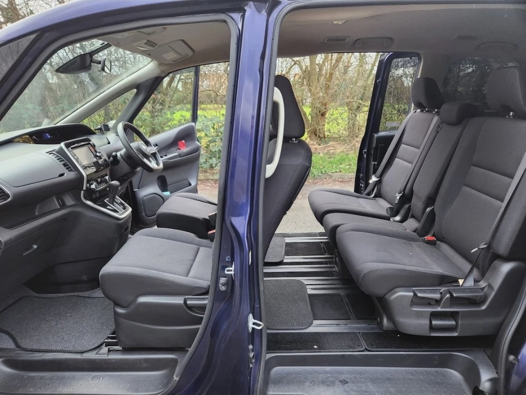 Used Nissan Serena for sale - 76037460: Photo 11