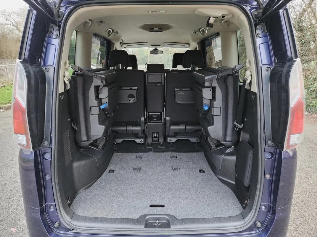 Used Nissan Serena for sale - 76037460: Photo 13