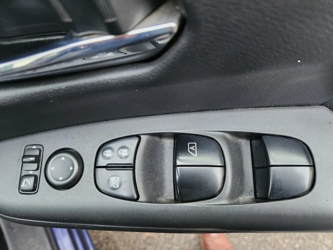 Used Nissan Serena for sale - 76037460: Photo 16