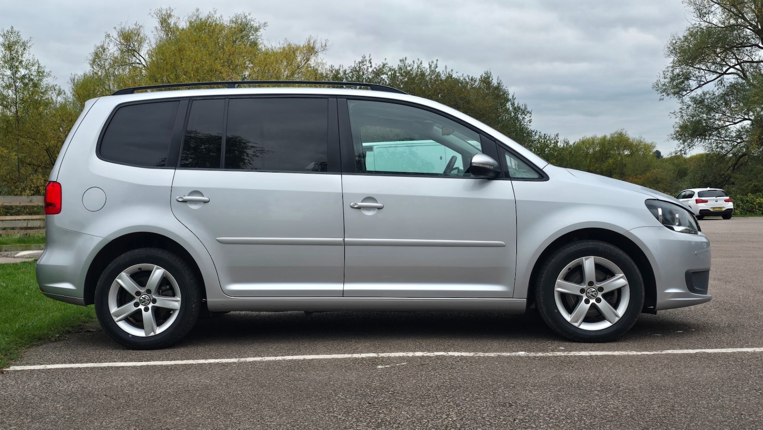 Used Volkswagen Touran 2012 for sale - 76293402: Photo 2
