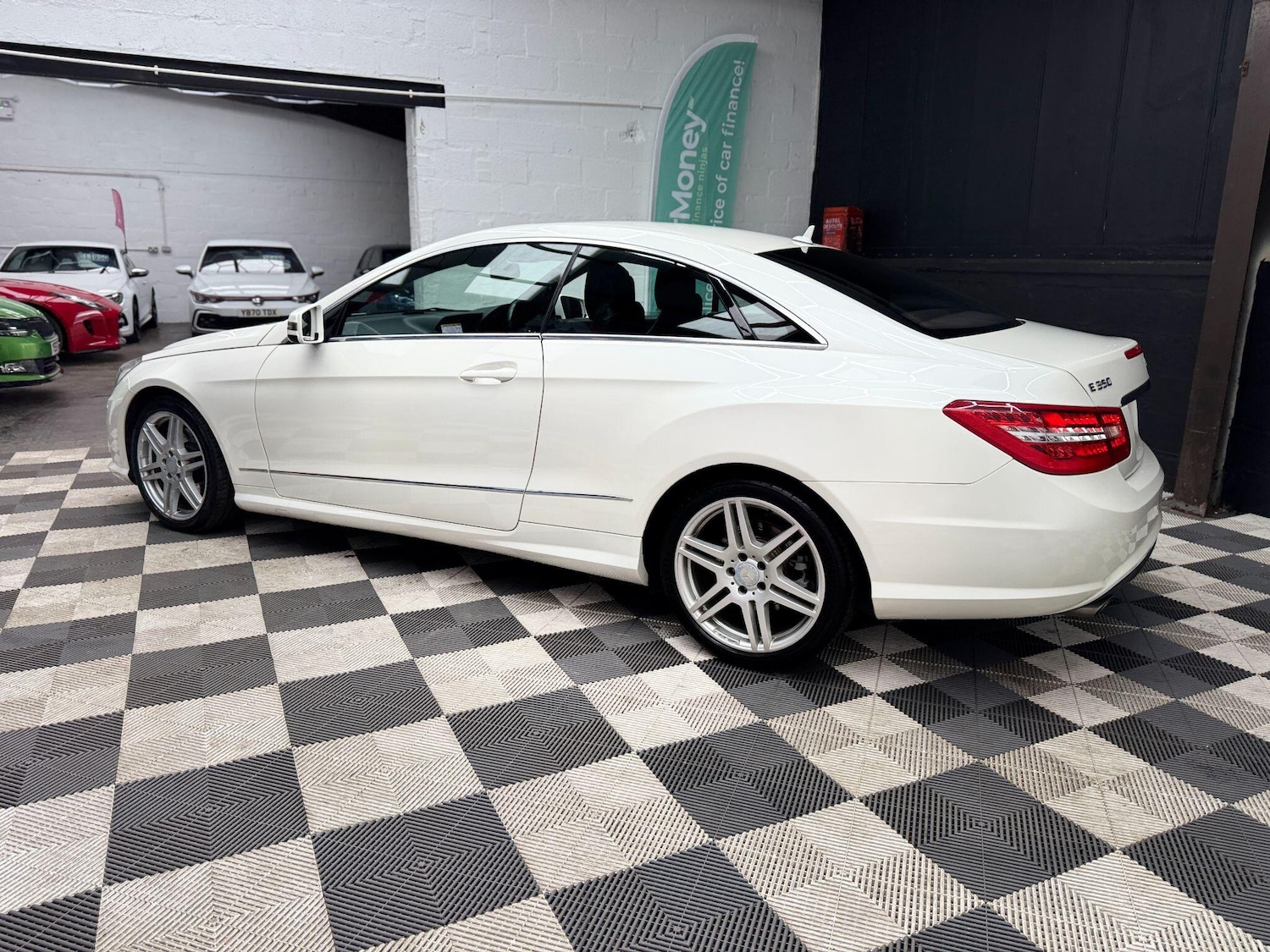 Used Mercedes-Benz E Class 2010 for sale - 77612395: Photo 39