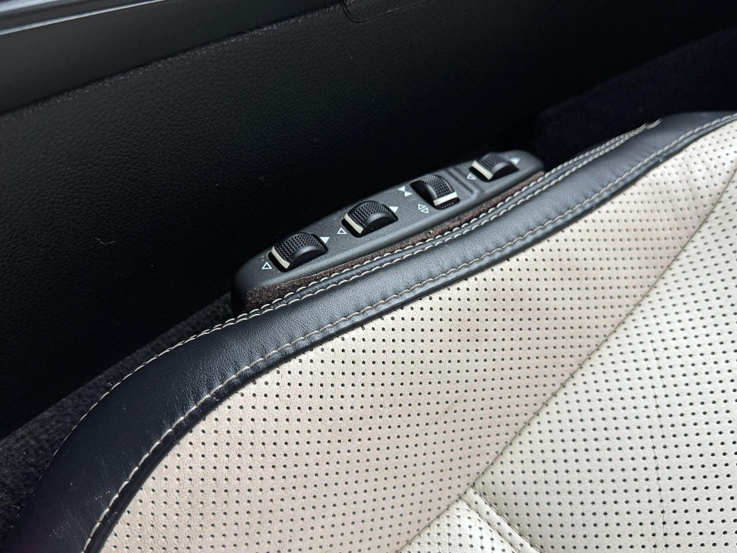 Used Mercedes-Benz E Class 2010 for sale - 77612395: Photo 40