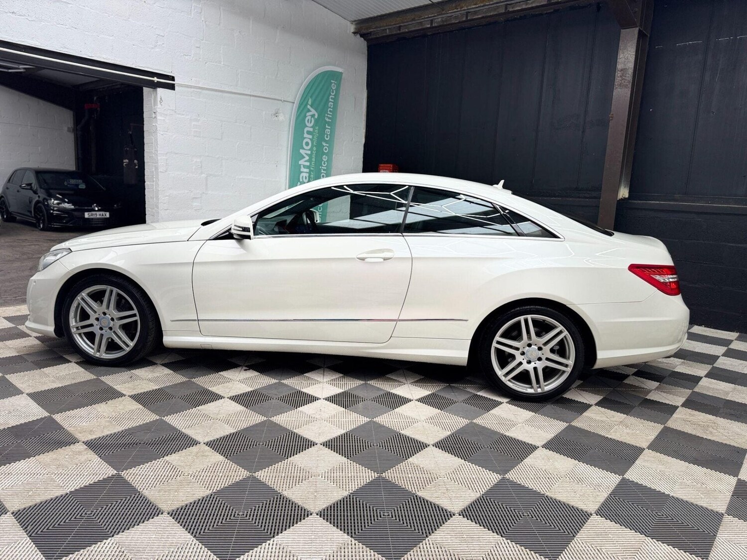 Used Mercedes-Benz E Class 2010 for sale - 77878027: Photo 14