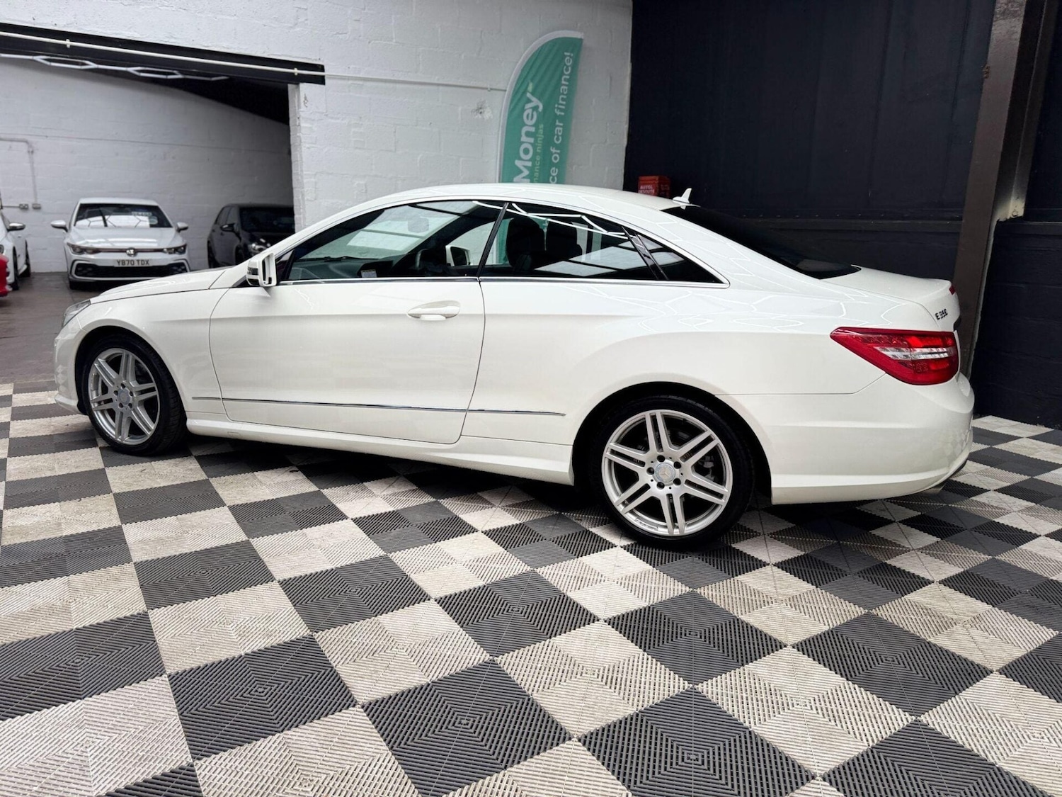 Used Mercedes-Benz E Class 2010 for sale - 77878027: Photo 4