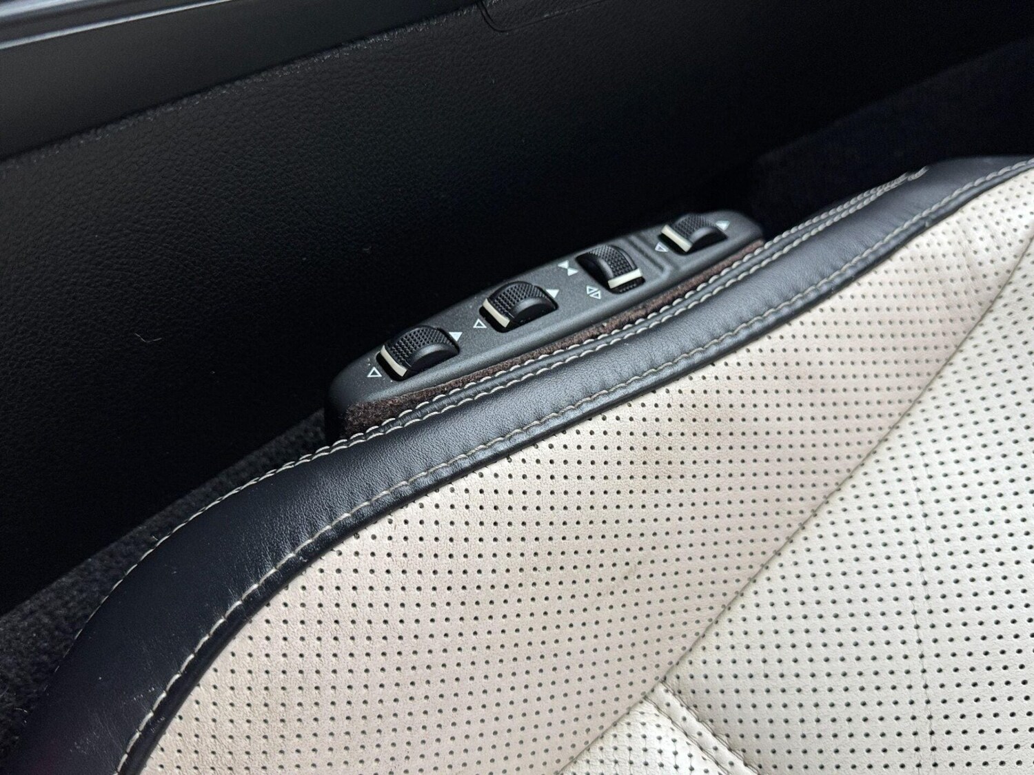 Used Mercedes-Benz E Class 2010 for sale - 77878027: Photo 40