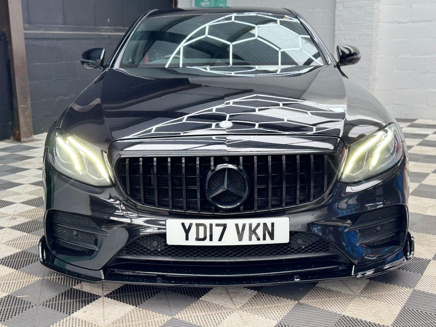 Used Mercedes-Benz E Class 2017 for sale - 77877994: Photo 2