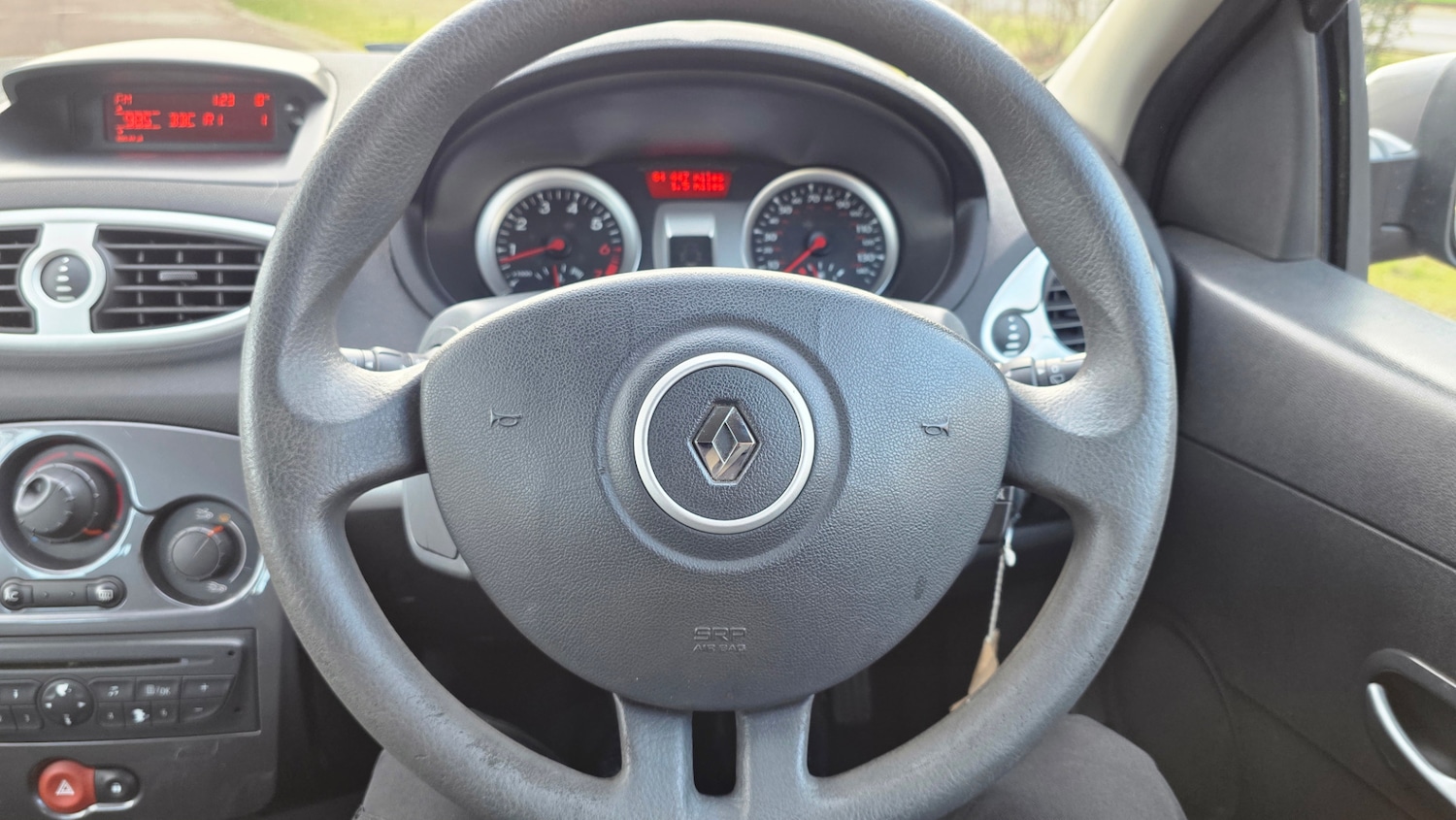 Used Renault Clio 2011 for sale - 77288786: Photo 32