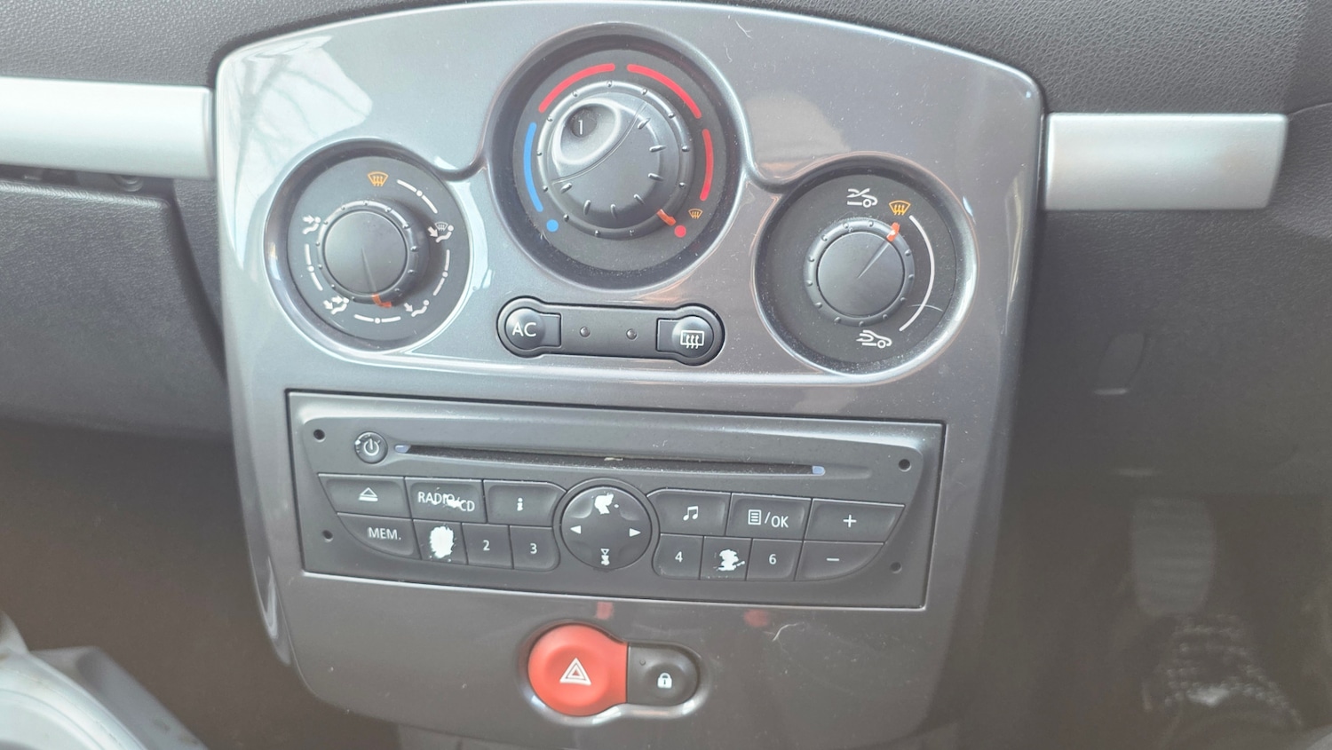 Used Renault Clio 2011 for sale - 77288786: Photo 35