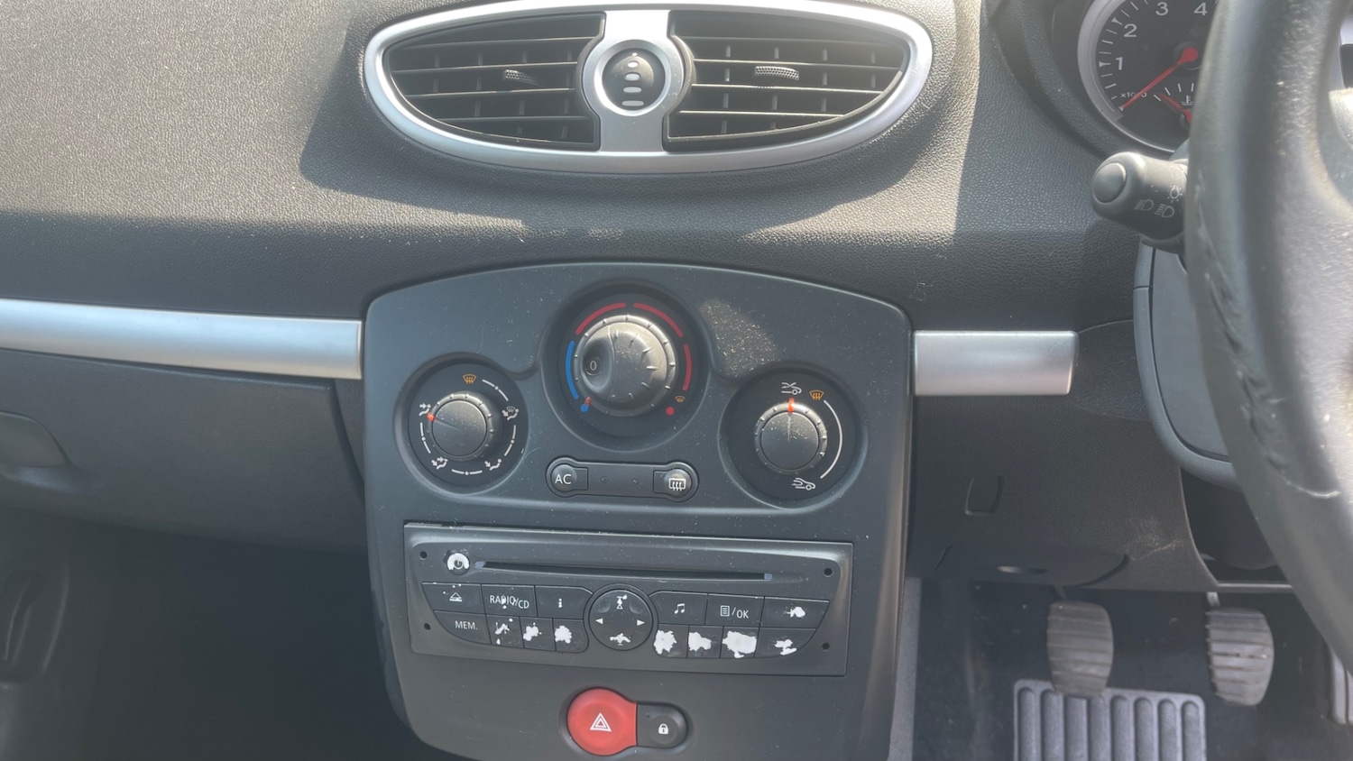 Renault Clio 2010 (10) - 1.2 16V Dynamique 5dr - Image 13