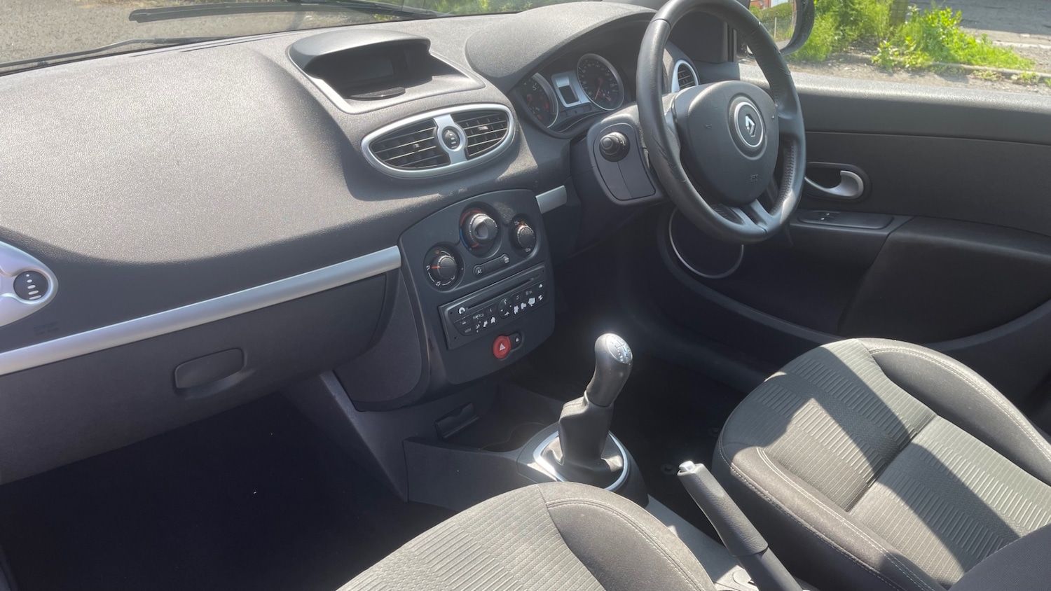 Renault Clio 2010 (10) - 1.2 16V Dynamique 5dr - Image 14
