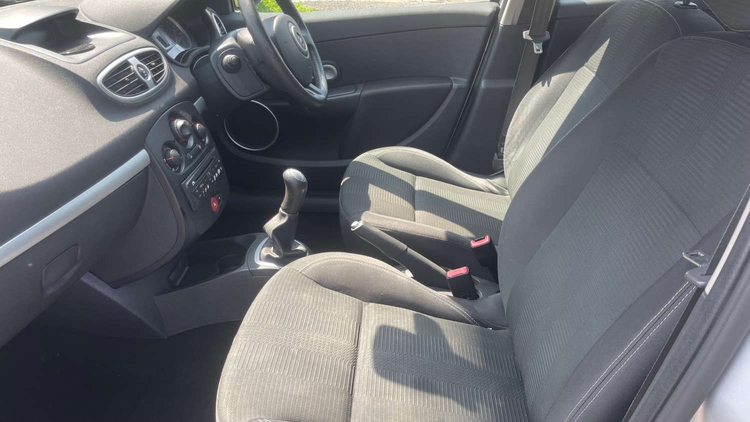 Renault Clio 2010 (10) - 1.2 16V Dynamique 5dr - Image 15