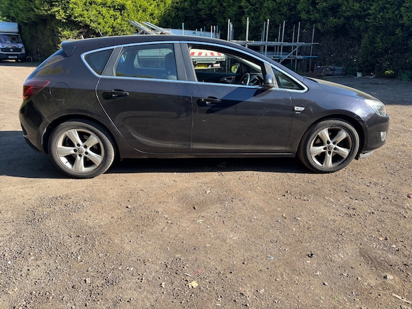 Used Vauxhall Astra 2010 for sale - 75613718: Photo 2