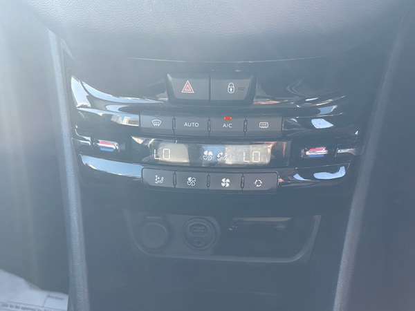 Used Peugeot 208 2012 for sale - 75525558: Photo 18