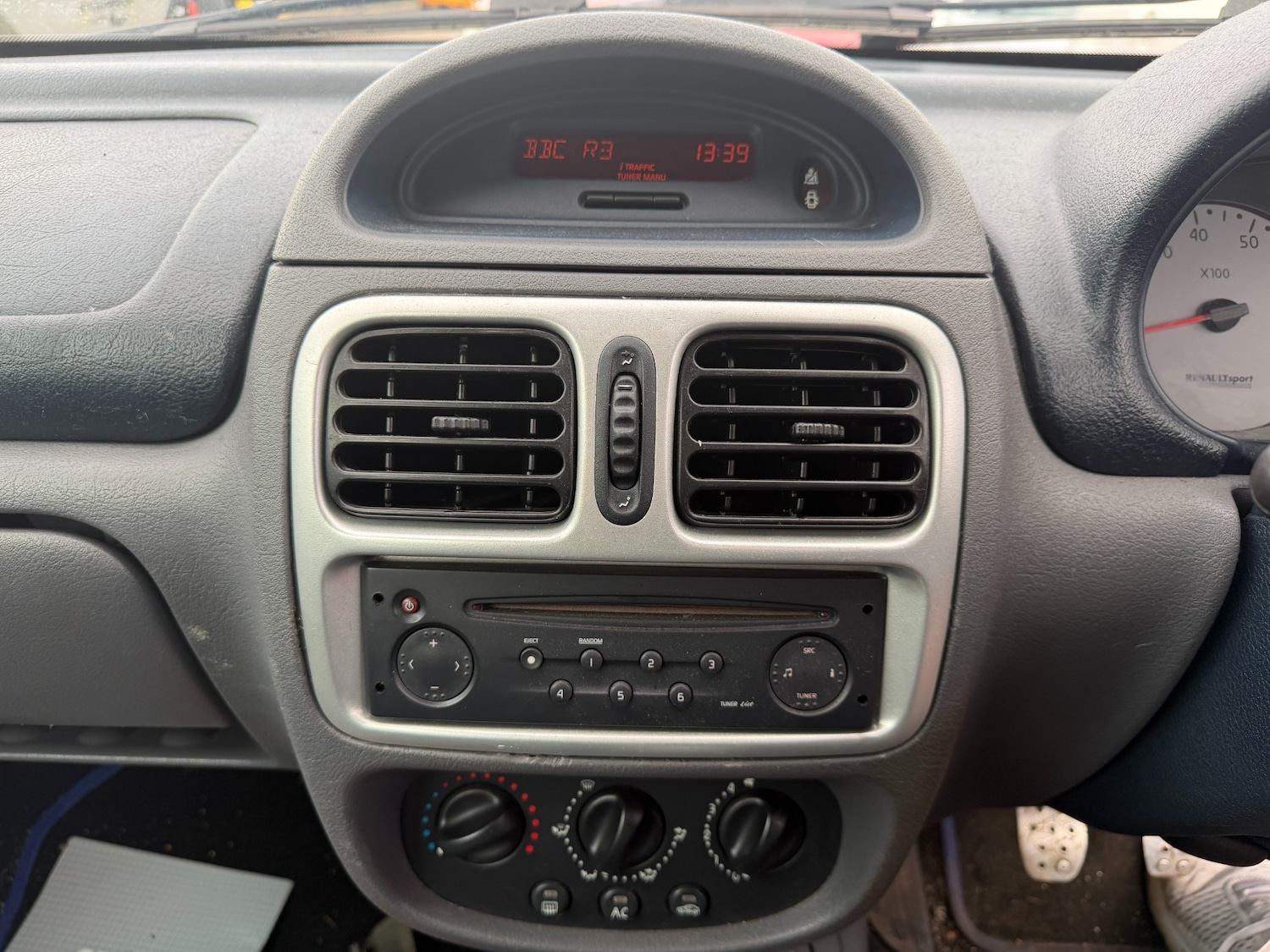 Used Renault Clio 2001 for sale - 76483302: Photo 8