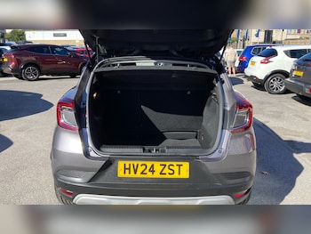 Used Renault Captur 2024 for sale - 75995688: Photo