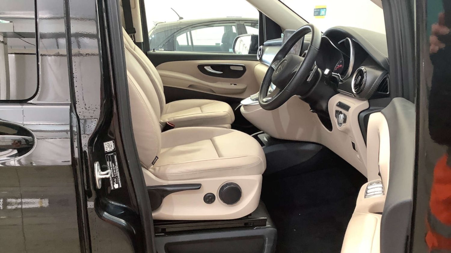 Used Mercedes-Benz V-Class 2024 for sale - 76647105: Photo 2