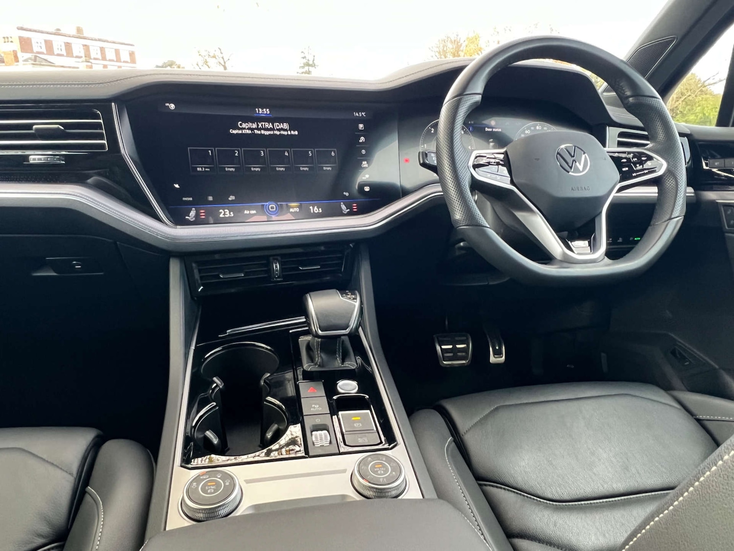 Used Volkswagen Touareg 2023 for sale - 76830156: Photo 2