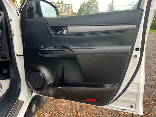 Used Toyota Hilux 2023 for sale - 76198690: Photo 38
