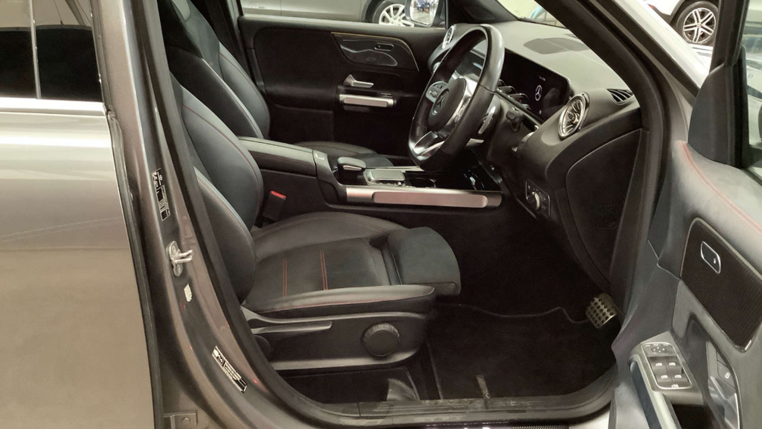 Used Mercedes-Benz GLB 2023 for sale - 76581899: Photo 2