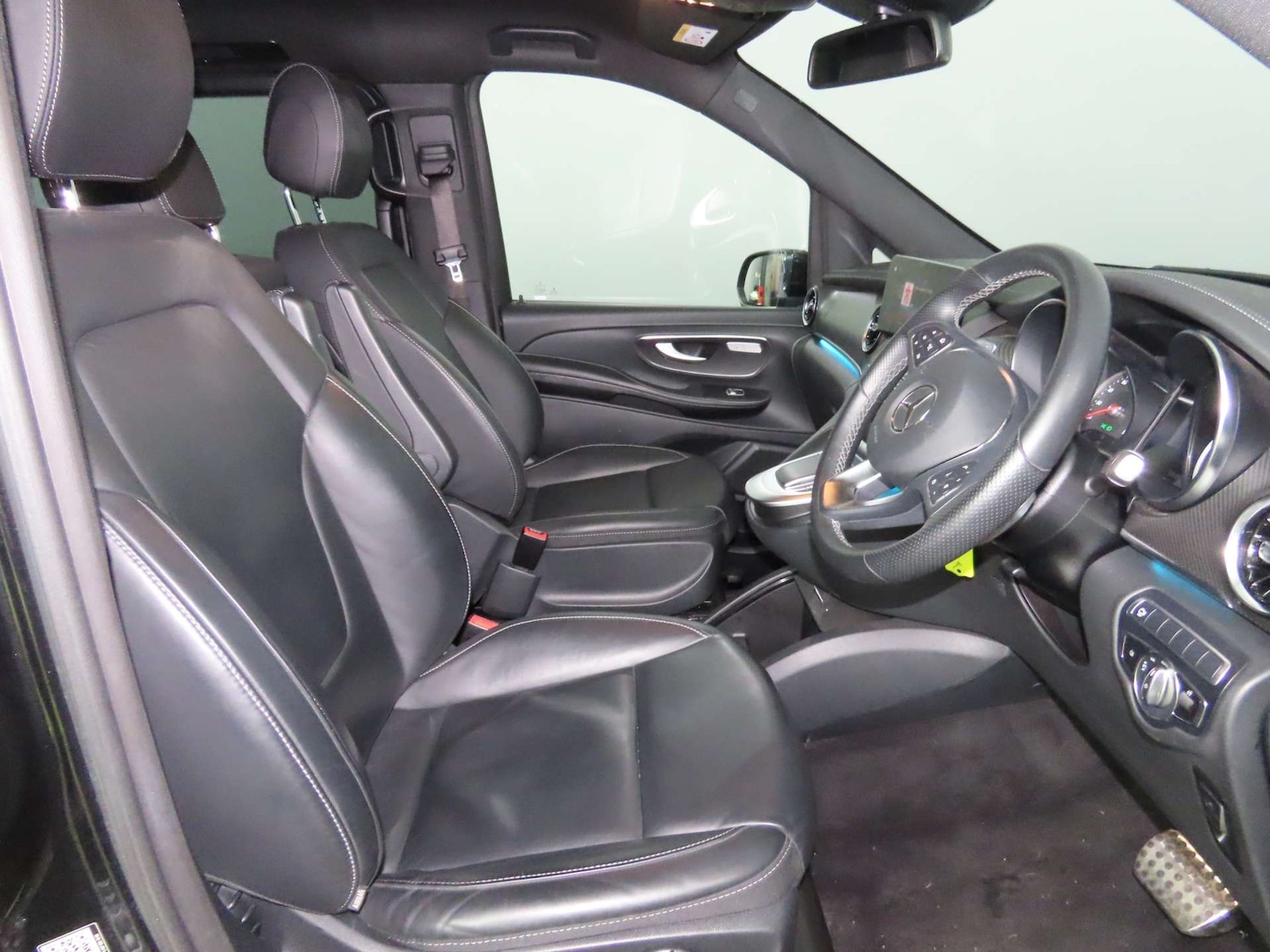 Used Mercedes-Benz V-Class 2023 for sale - 76973951: Photo 2