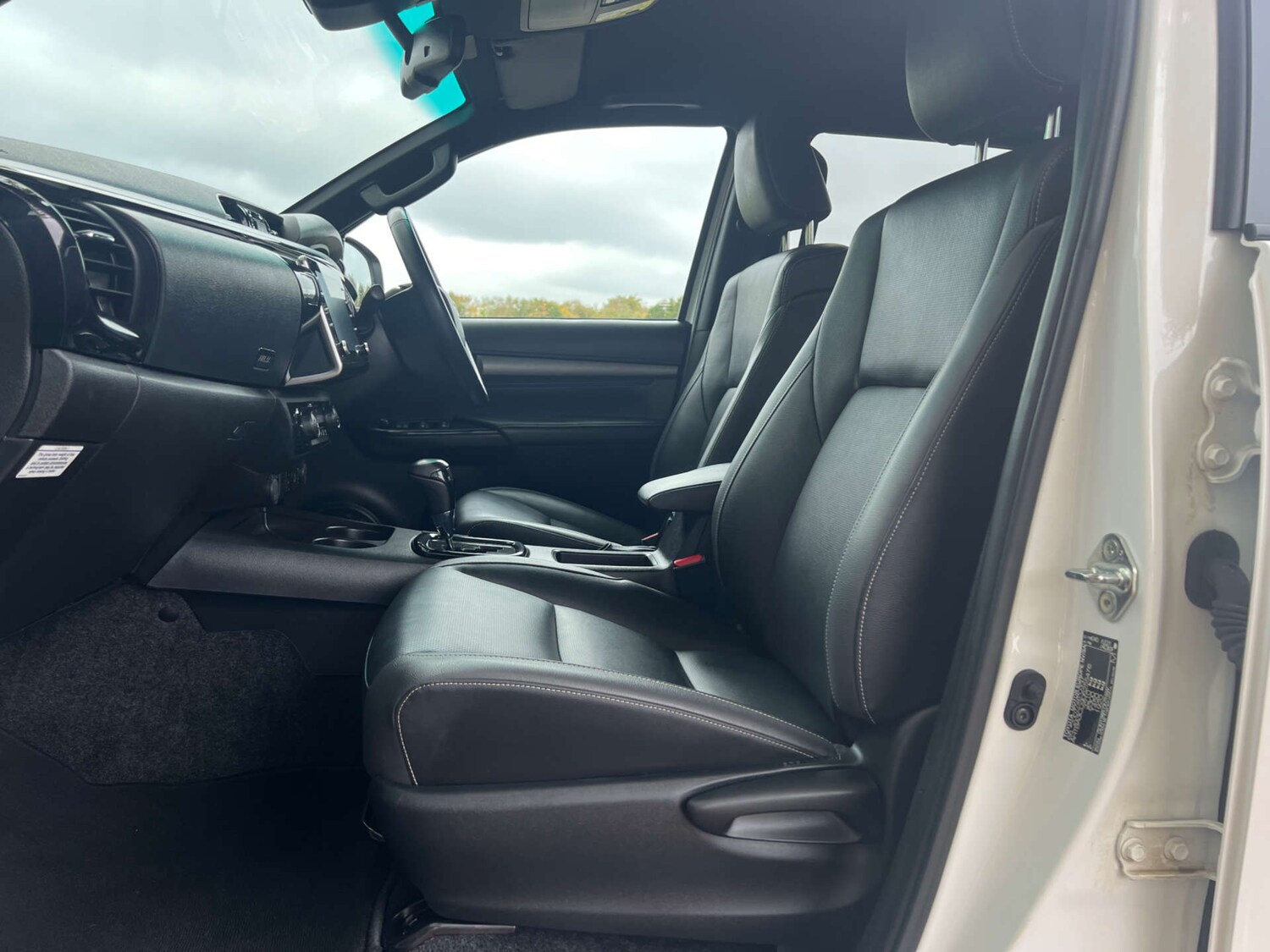 Used Toyota Hilux 2023 for sale - 76601023: Photo 38