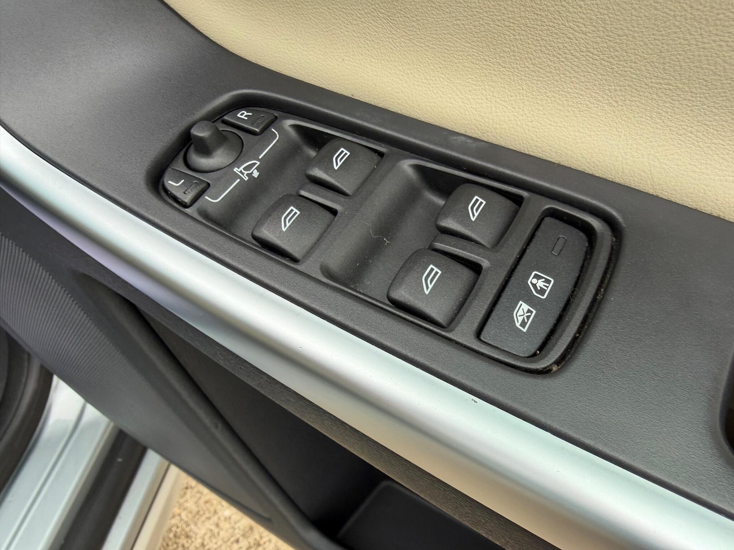 Used Volvo XC60 2010 for sale - 77203699: Photo 31