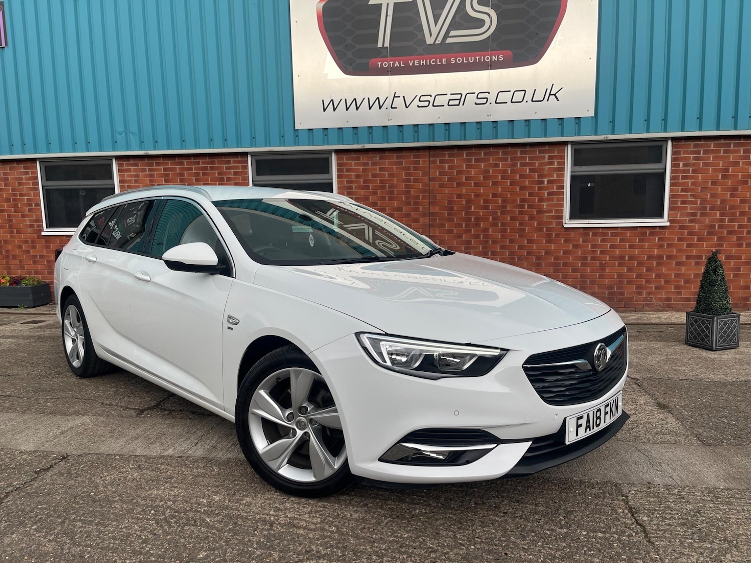 Used Vauxhall Insignia 2018 for sale - 76371385: Photo 2
