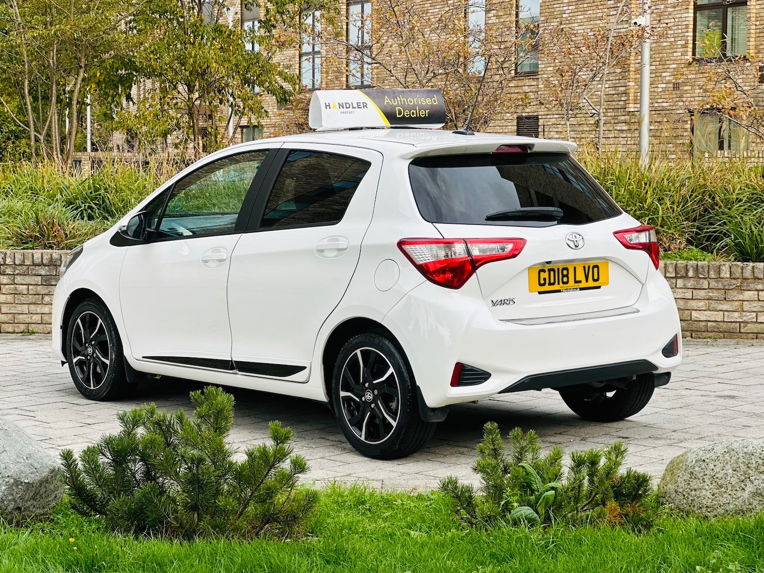 Used Toyota Yaris 2018 for sale - 76100252: Photo 2