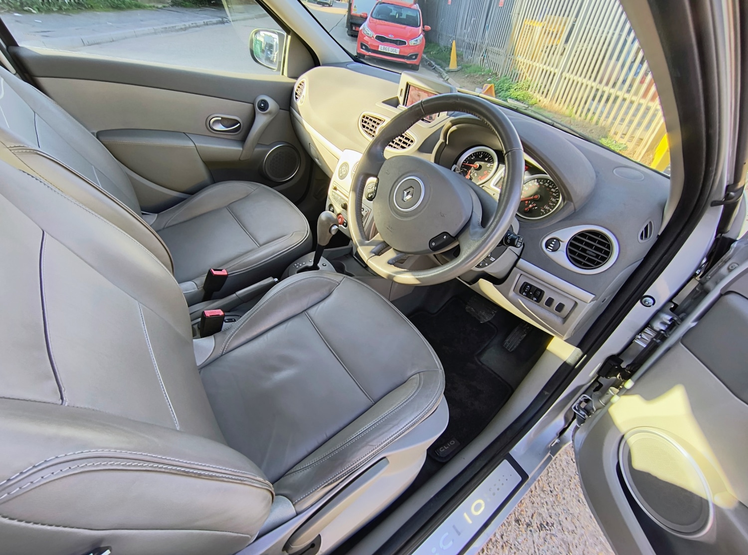 Used Renault Clio 2010 for sale - 76599537: Photo 14