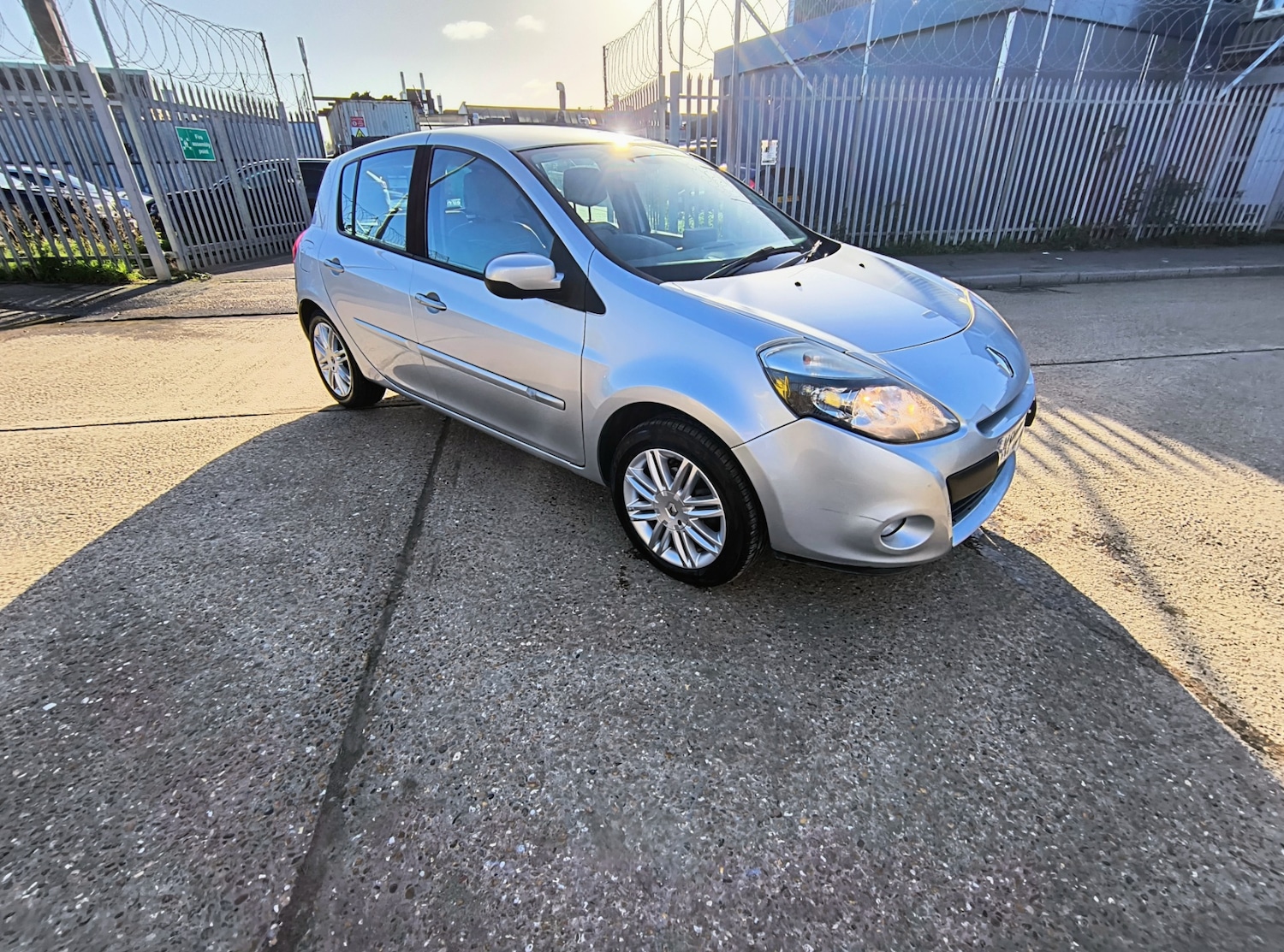 Used Renault Clio 2010 for sale - 76599537: Photo 3