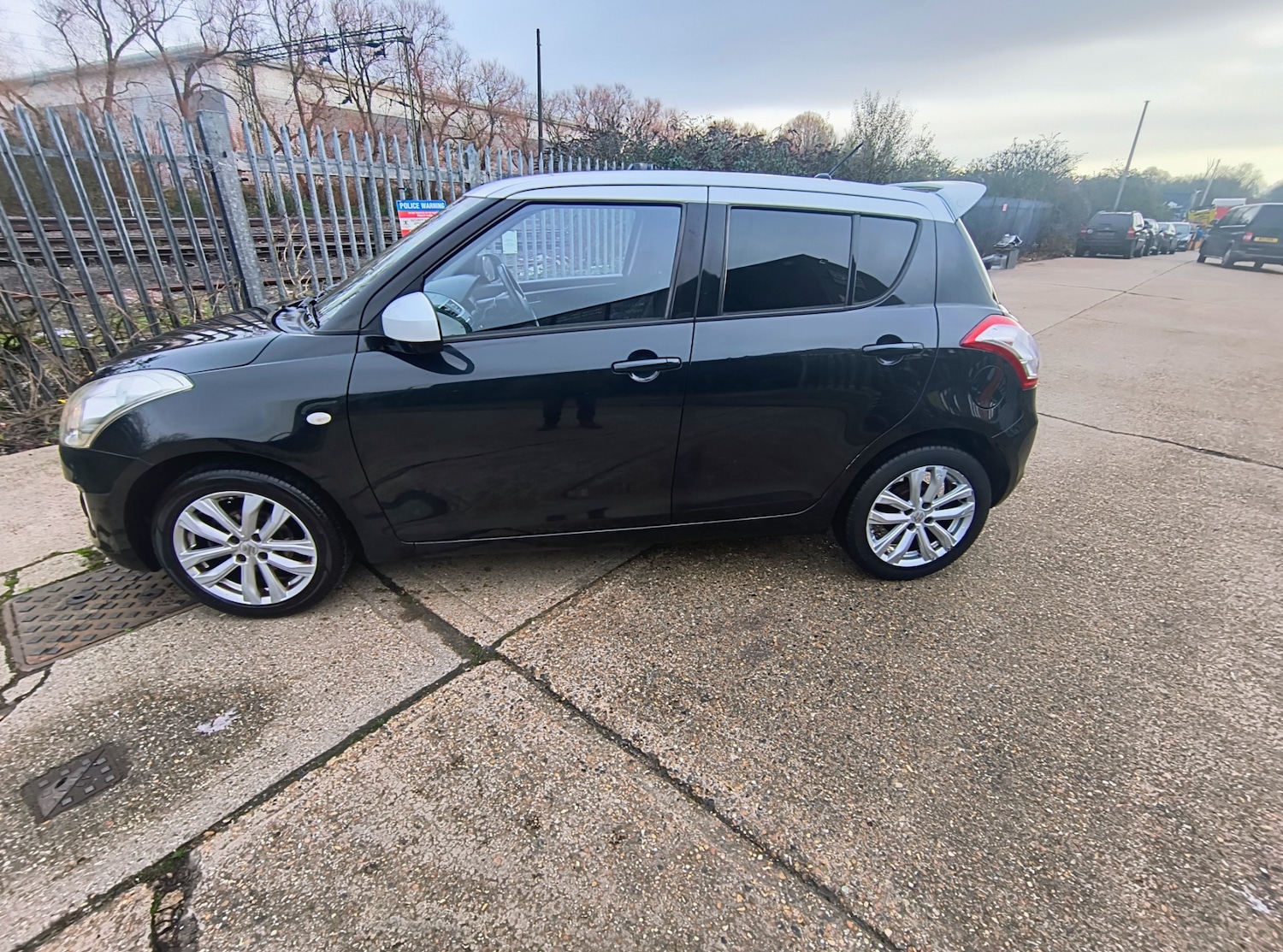 Used Suzuki Swift 2014 for sale - 76972117: Photo 2