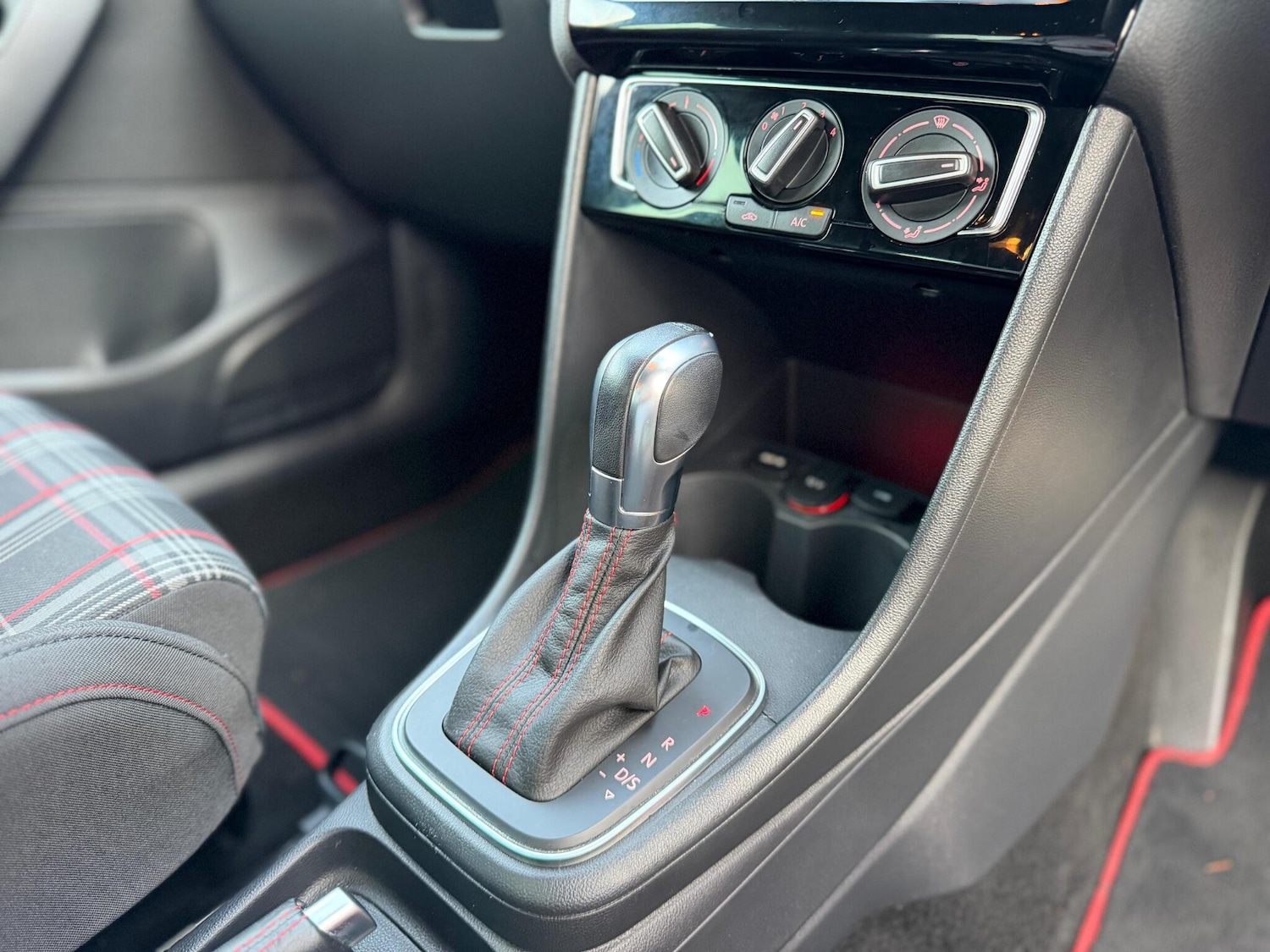 Used Volkswagen Polo 2016 for sale - 76326544: Photo 37