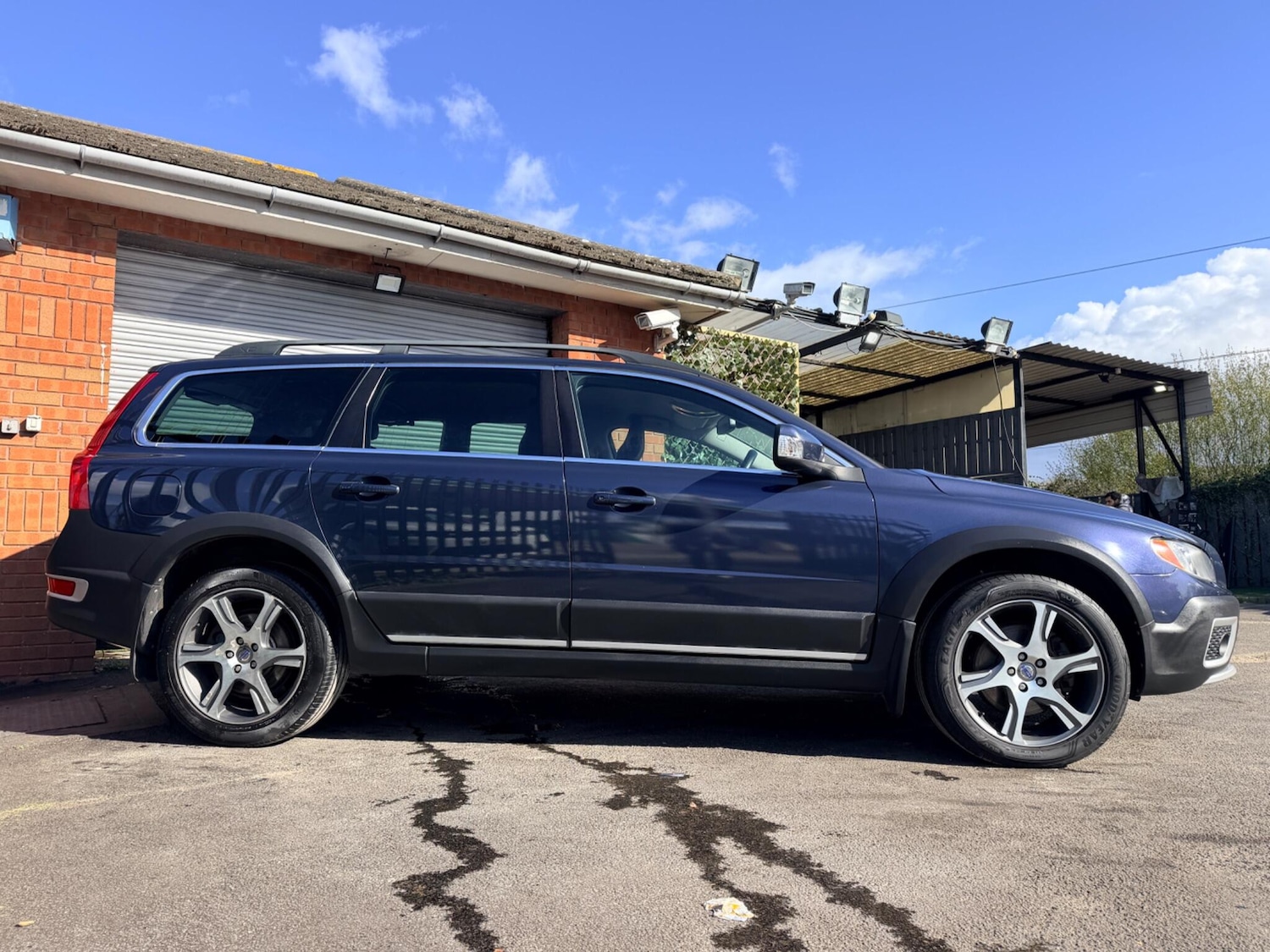 Used Volvo XC70 2011 for sale - 78057526: Photo 2