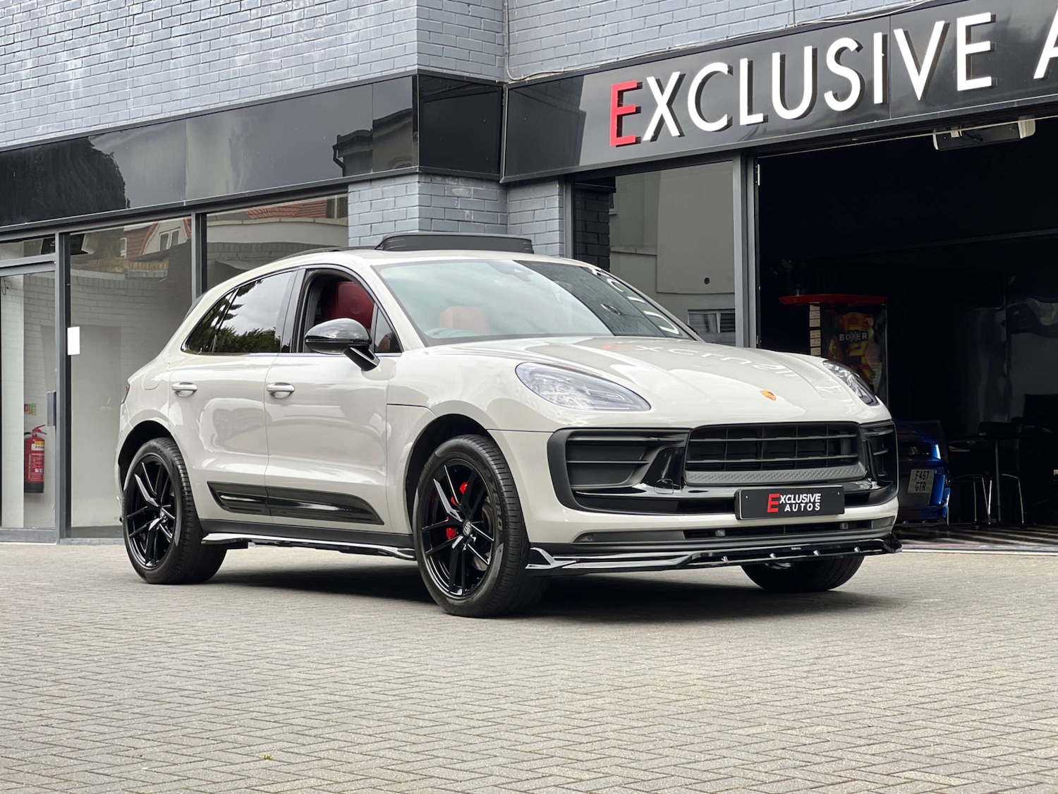 Used Porsche Macan 2023 for sale - 75995198: Photo 1