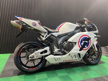Used Honda CBR1000RR Fireblade undefined for sale - bike-78434666: Photo