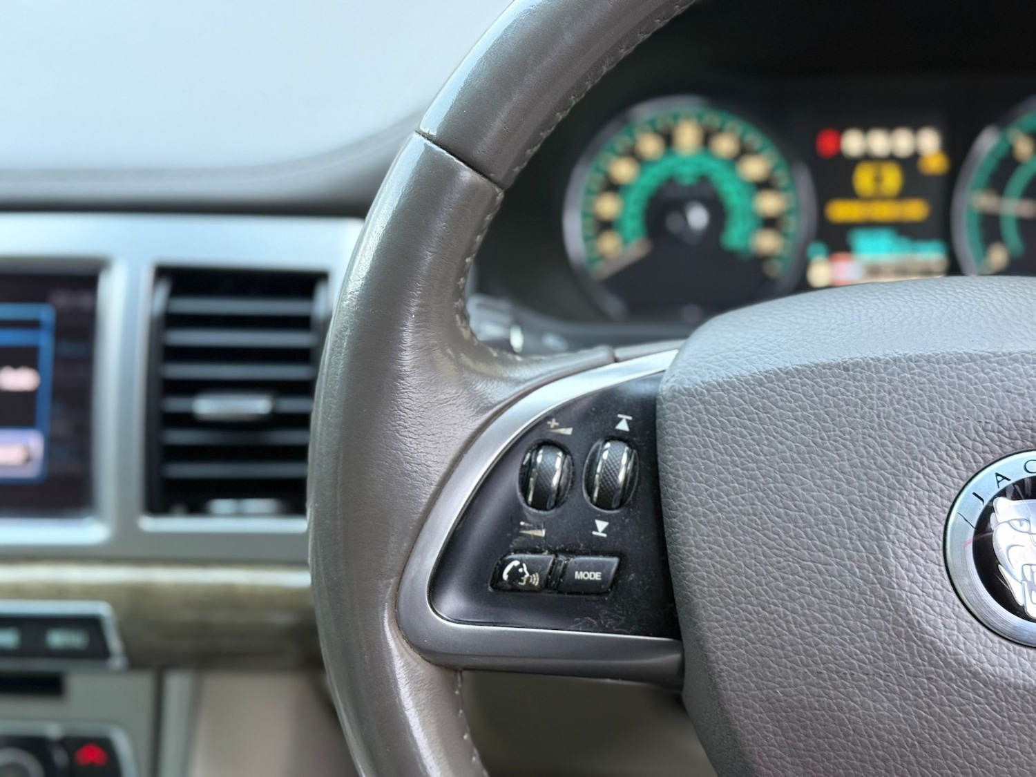 Used Jaguar XF 2013 for sale - 76570837: Photo 11