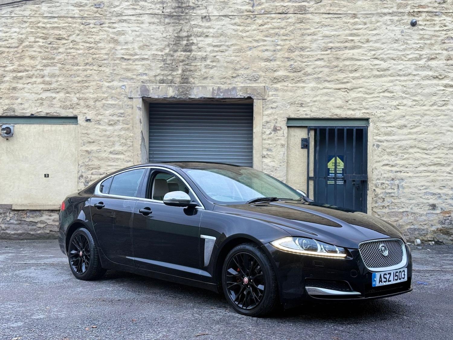 Used Jaguar XF 2013 for sale - 76570837: Photo 4