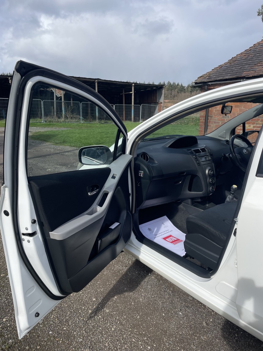 Used Toyota Yaris 2010 for sale - 77880945: Photo 11