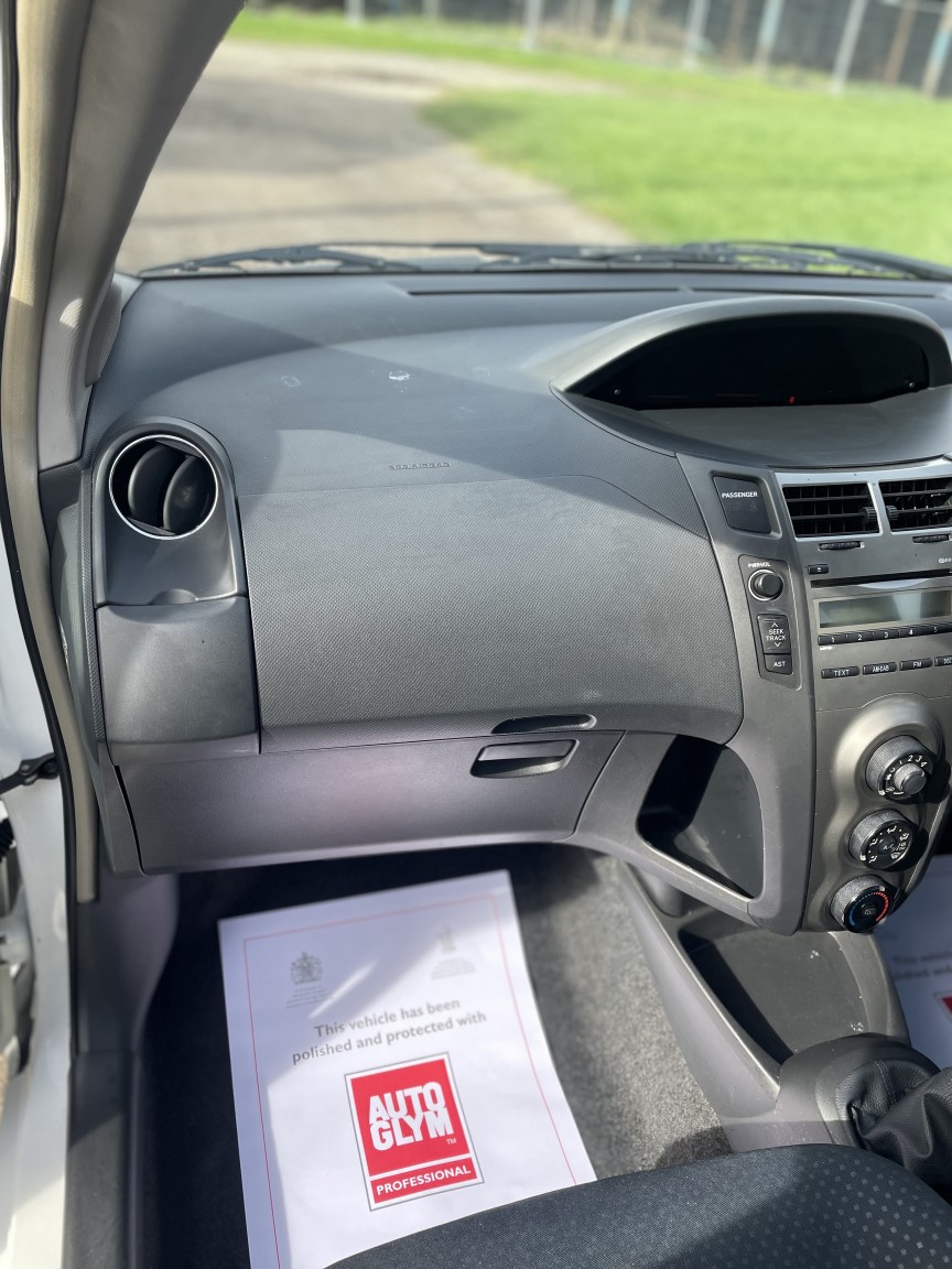 Used Toyota Yaris 2010 for sale - 77880945: Photo 12