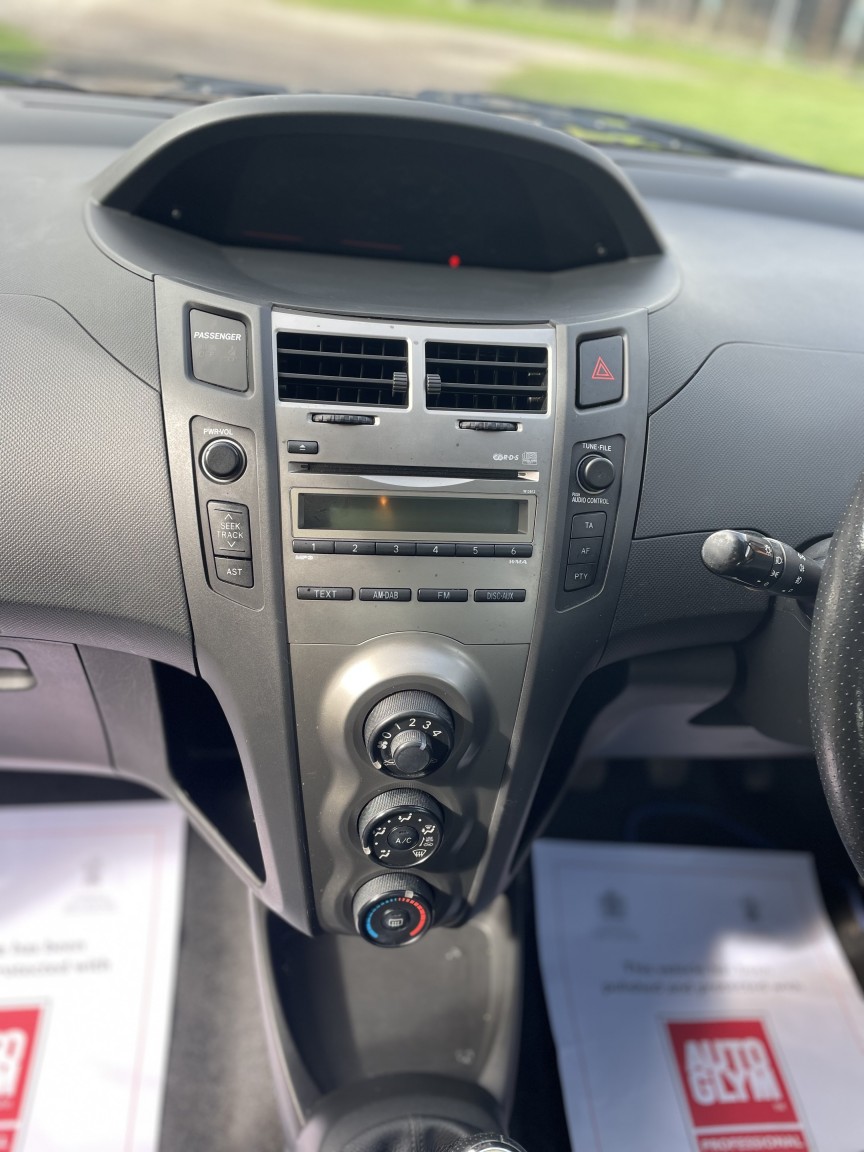 Used Toyota Yaris 2010 for sale - 77880945: Photo 15