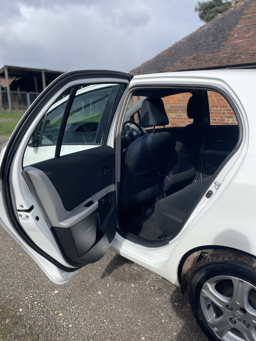 Used Toyota Yaris 2010 for sale - 77880945: Photo 17