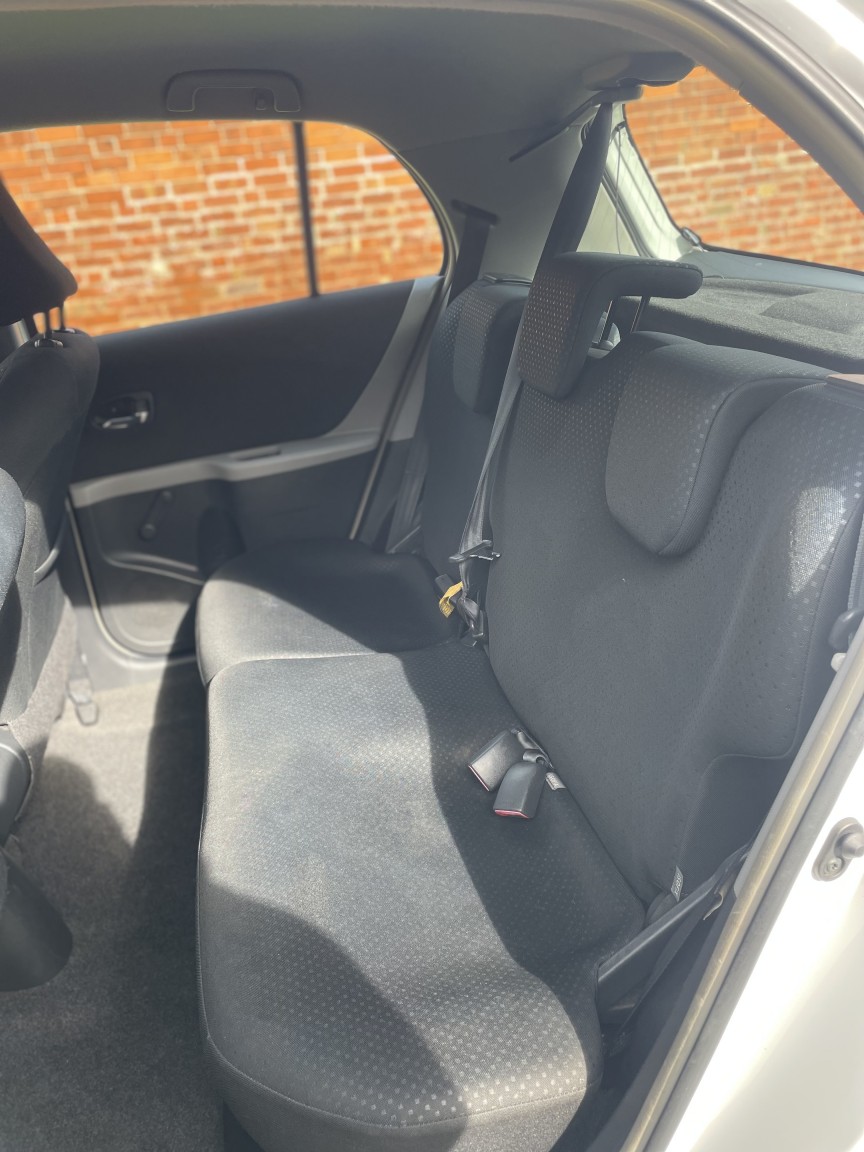 Used Toyota Yaris 2010 for sale - 77880945: Photo 18