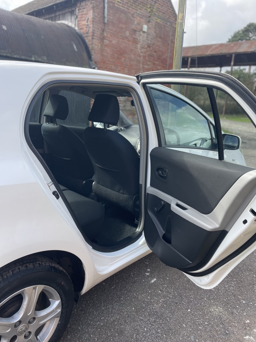 Used Toyota Yaris 2010 for sale - 77880945: Photo 20