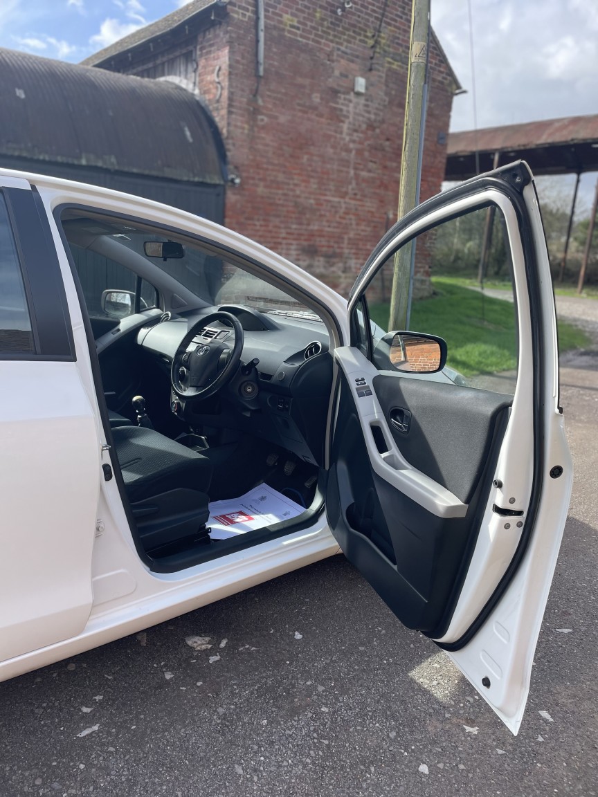 Used Toyota Yaris 2010 for sale - 77880945: Photo 7