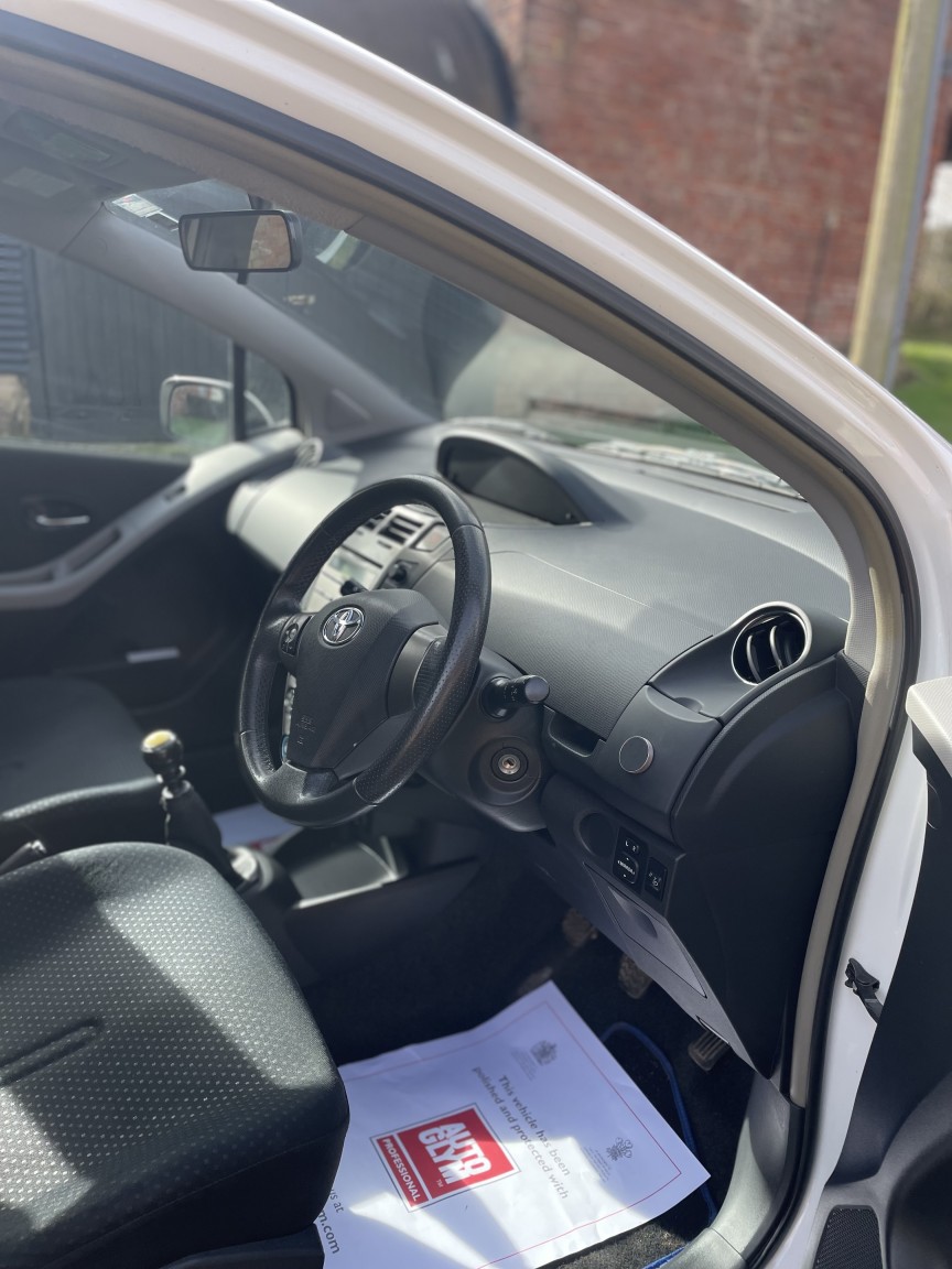 Used Toyota Yaris 2010 for sale - 77880945: Photo 8