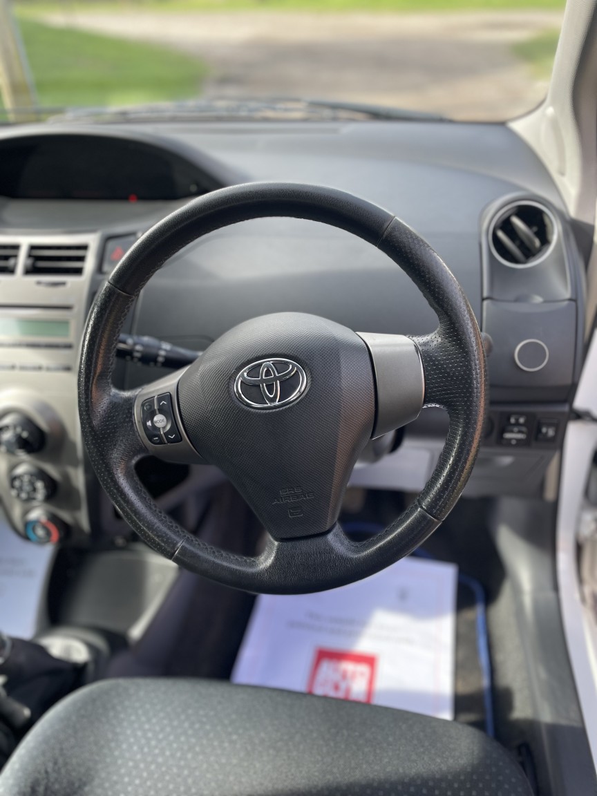 Used Toyota Yaris 2010 for sale - 77880945: Photo 9