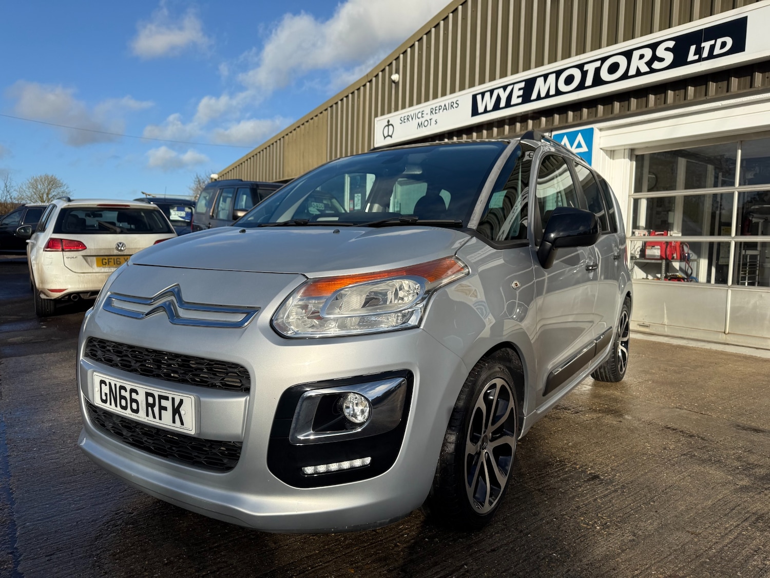 Used Citroen C3 Picasso 2016 for sale - 76777440: Photo 2