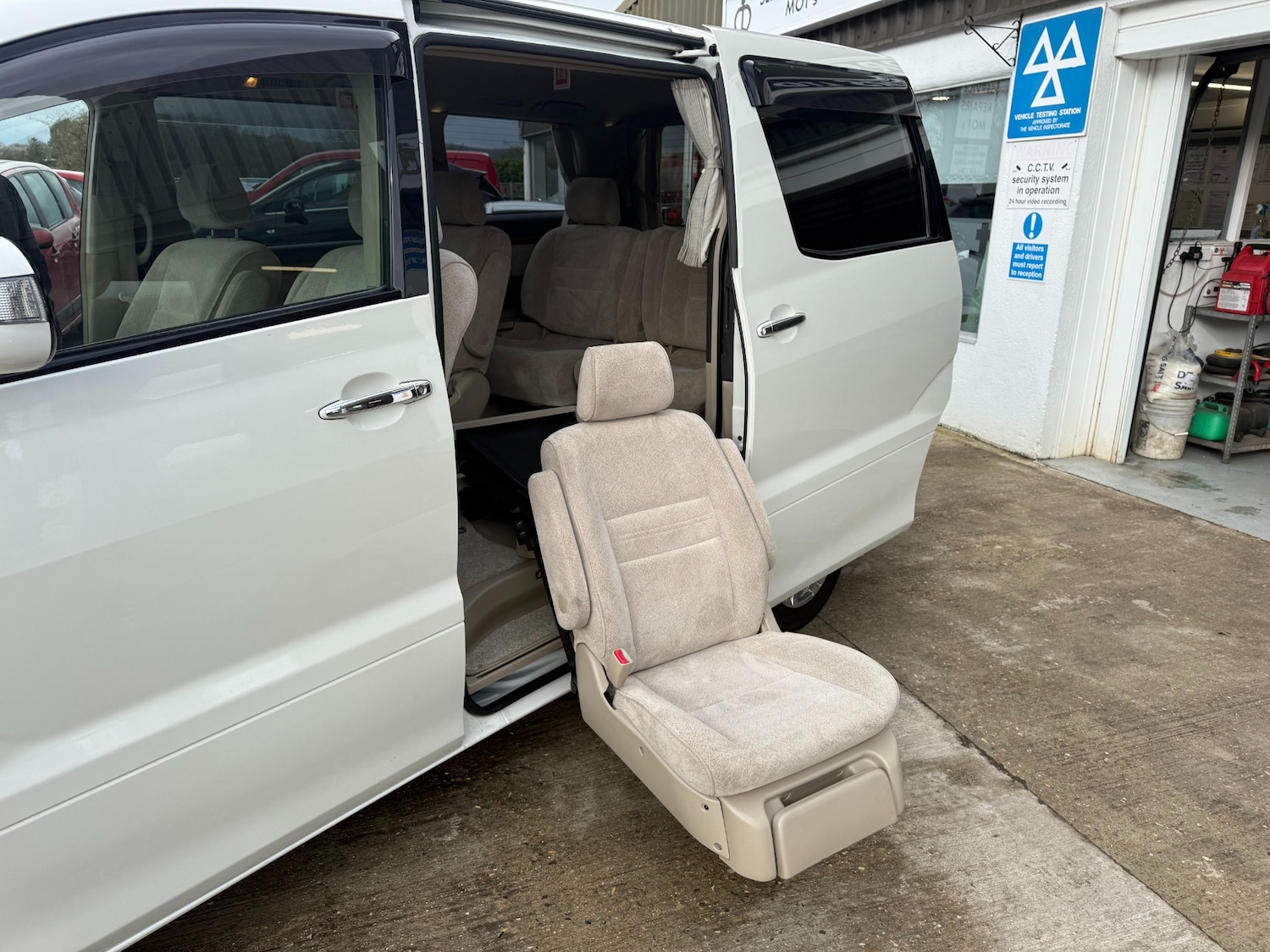 Used Toyota Alphard 2017 for sale - 77530215: Photo 15