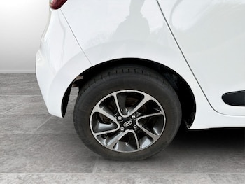 Used Hyundai i10 2018 for sale - 78056380: Photo